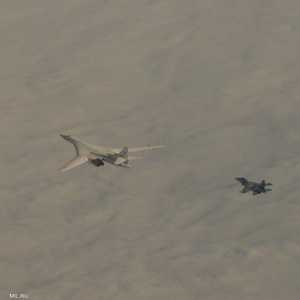 Tu-160 روسية إلى جانب Su-30SM من سلاح الجو البيلاروسي. أرشيف