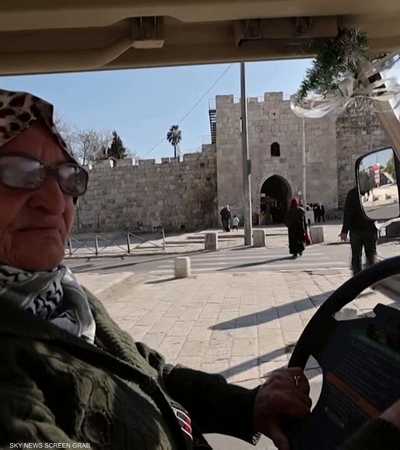 مسنّة فلسطينية تشتري "توك توك" للصلاة في المسجد الأقصى