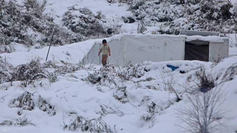 زادت الأحوال الجوية غير المستقرة من معاناة اللاجئين في المخيمات بمناطق من سوريا.