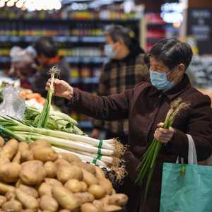 ينصح بتناول الخضار والفواكه لتعزيز مناعة الجسم ضد كورونا.