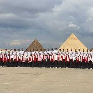 أعضاء كورال جامعة عين شمس المصرية.