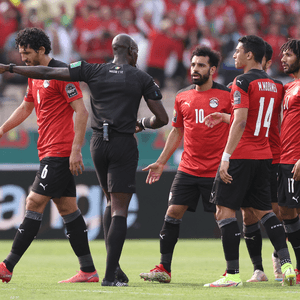 المنتخب المصري مع حكم مباراة في أمم إفريقيا