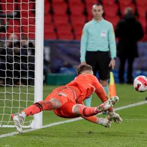 حارس نيس يتصدى لكرة سايمون من باريس سان جيرمان