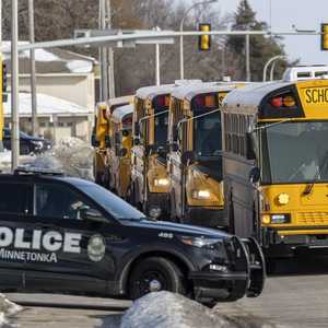 الحادث أسفر عن إصابة شخص آخر بجروح خطيرة.