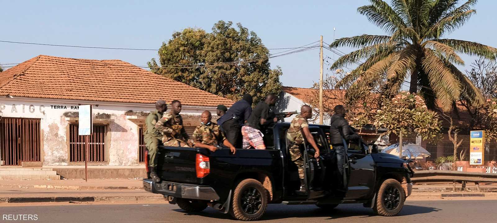 مركبة تقل عسكريين قرب القصر الرئاسي بيساو.