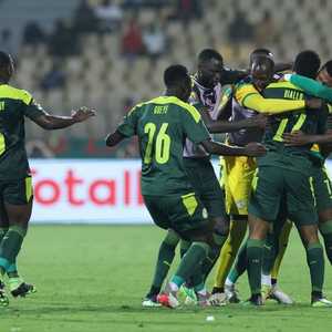 لاعبو السنغال يحتفلون بالفوز على بوركينا فاسو.