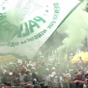 الآلاف من جماهير بالميراس تودع فريقها قبل السفر لأبوظبي