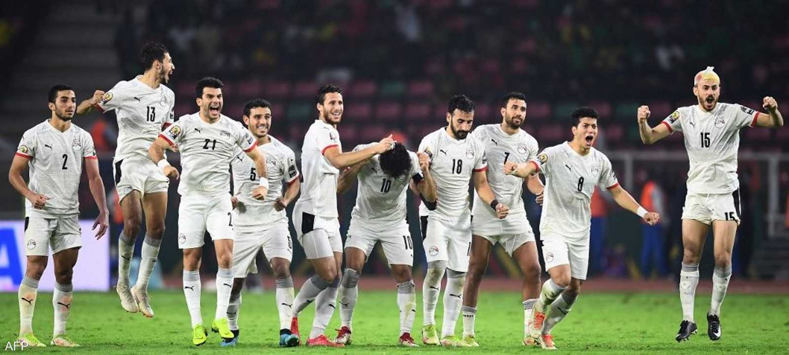 لاعبو منتخب مصر يحتفلون بالفوز على الكاميرون.