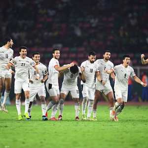 لاعبو منتخب مصر يحتفلون بالفوز على الكاميرون.