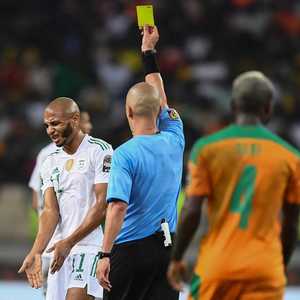 الحكم غوميز وإنذار لإبراهيمي لاعب الجزائر