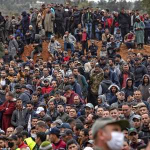 صورة للحشود من الآلاف في محيط موقع الحادثة