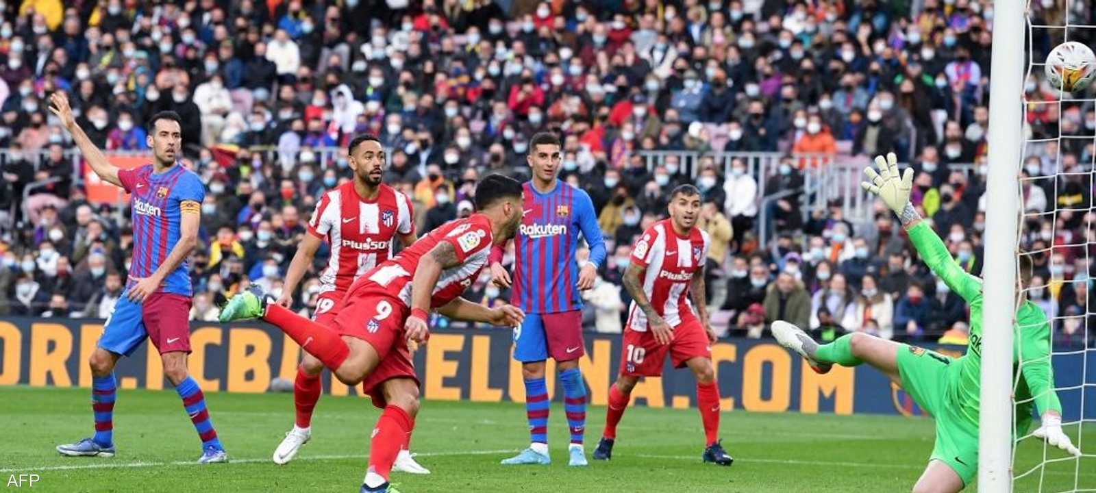 جانب من مباراة برشلونة وأتليتيكو مدريد.