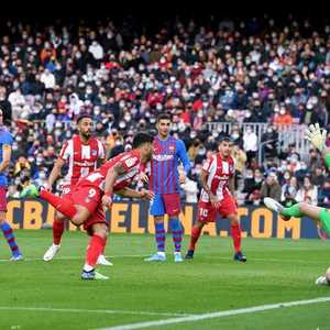 جانب من مباراة برشلونة وأتليتيكو مدريد.