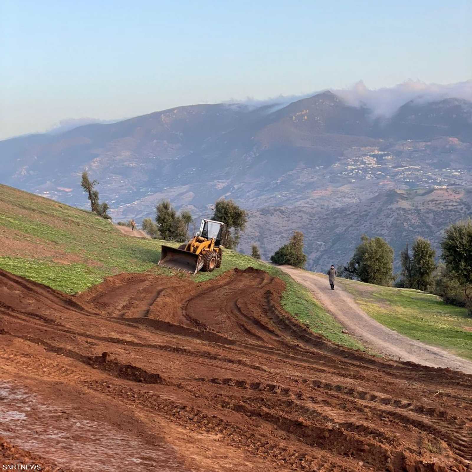 الجرافات تقوم بتجهيز المكان الذي ستتم فيه صلاة الجنازة