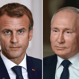 فلاديمير بوتن وإيمانويل ماكرون وفولوديمير زيلينسكي