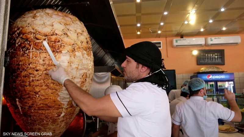 طهاة مطعم في بنغازي يحضّرون سيخ شاورما يزن 600 كيلوغرام