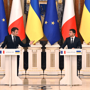 الرئيسان إيمانويل ماكرون وفولوديمير زيلينسكي