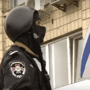 إسرائيل ستجلي الموظفين وعائلات الدبلوماسيين من السفارة