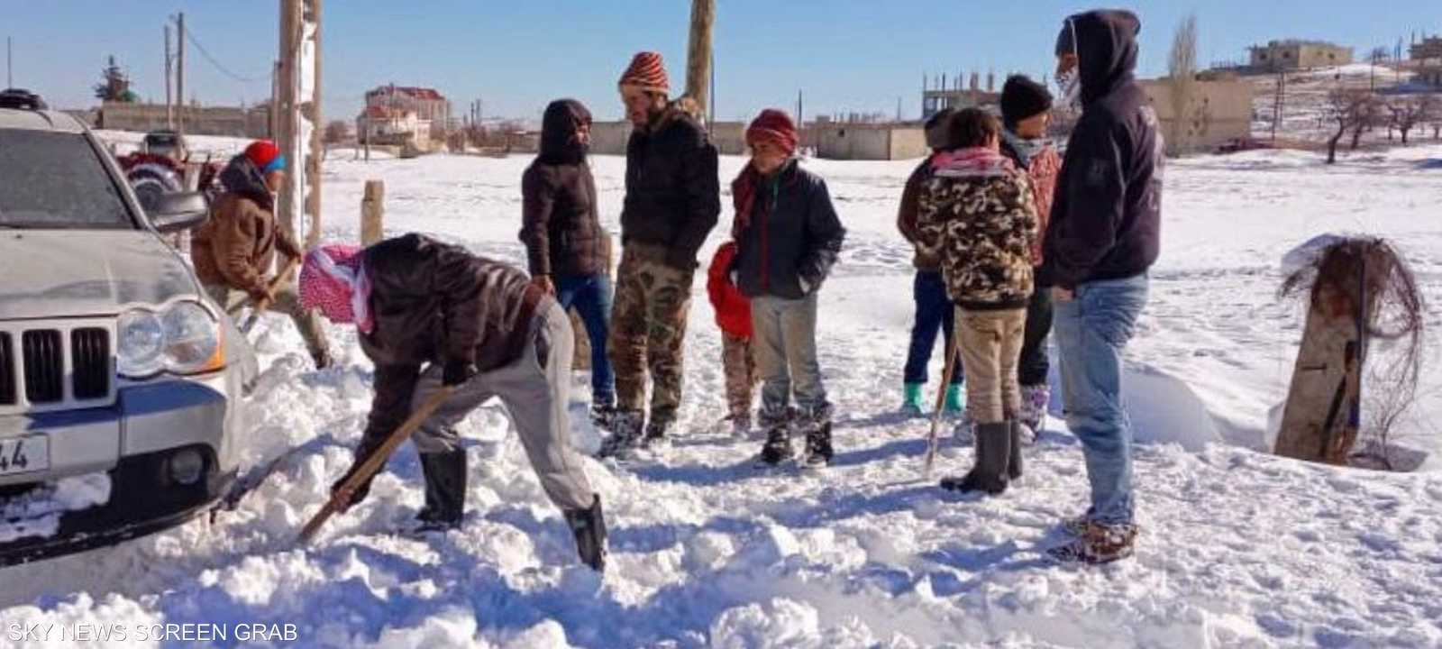 الثلوج تغطي بلدة الطفيل اللبنانية.