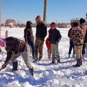 الثلوج تغطي بلدة الطفيل اللبنانية.