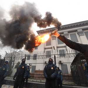 محتجون أوكران أمام مقر السفارة الروسية بكييف- أرشيف