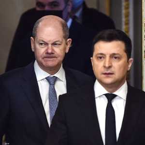 شولتز (يسار) خلال زيارته كييف ولقائه الرئيس الأوكراني