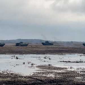 مدرعات روسية على حدود الأوكرانية