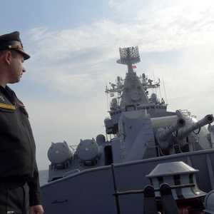 أرشيفية ضابط روسي أمام قطعة بحرية عسكرية