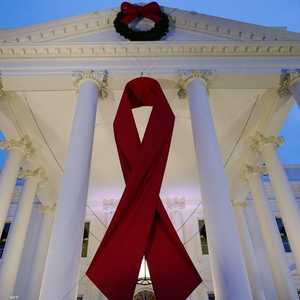 شريط أحمر على مبنى البيت الأبيض إحياء لليوم العالمي للإيدز.