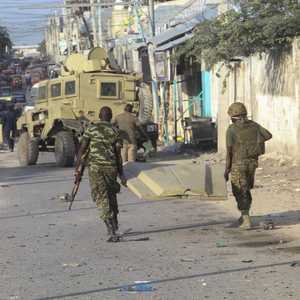 قوات أمن صومالية في مكان انفجار وقع في مقديشو في نوفمبر.