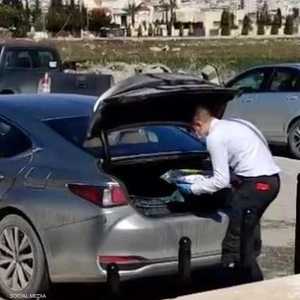 صورة متداولة لوضع طبق "المنسف" في سيارة النائب الأردني.