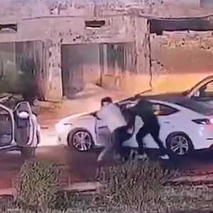 لحظة اختطاف الشاب من قبل مسلحين