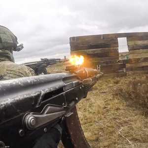 جنود روس يشاركون بمناورات في بيلاروسيا على حدود أوكرانيا.