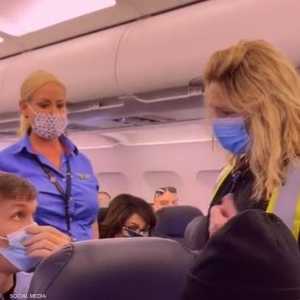 جانب من الفيديو الذي يوثق عملية طرد المسافر من الطائرة
