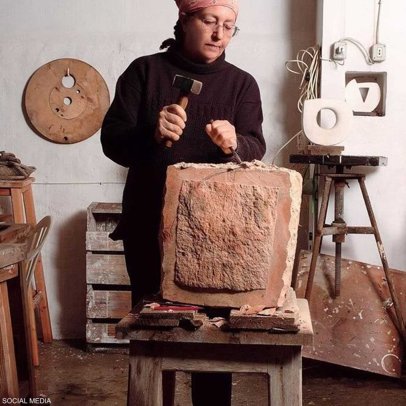 التماثيل يمكن أن تكون العنوان الرئيس لحياة التشكيلية الراحلة