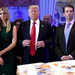 الرئيس الأميركي السابق رفقة ابنه وابنته إيفانكا.