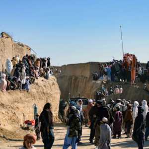 أفغانيون يتجمعون حول البئر في ولاية زابل جنوبي البلاد.