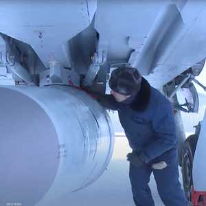 طيار روسي يتفقد جاهزية ميغ 31 مزودة بصاروخ كينزال