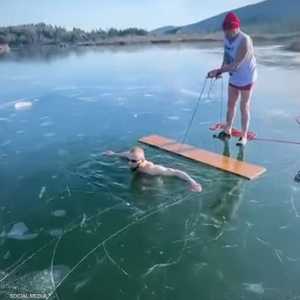 بوريس أورافيك البالغ من العمر 31 عاما وهو يسبح تحت الجليد