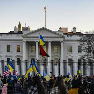 متظاهرون داعمون لأوكرانيا أمام البيت الأبيض.