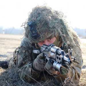 جندي أوكراني يشارك في تدريبات عسكربة وسط توتر مع روسيا.