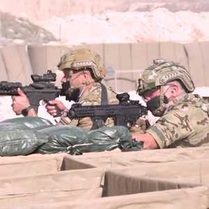 ملك الأردن يشارك في تمرينات تحاكي القضاء على المهربين