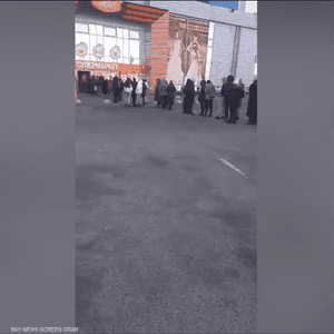 أوكرانيا.. طوابير طويلة للسكان أمام مراكز التسوق الغذائية