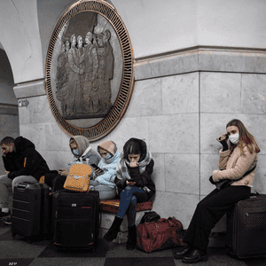 أوكرانيون يحتمون في إحدى محطات المترو هربا من القصف الروسي