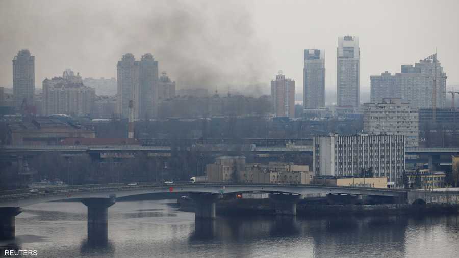 أعمدة الدخان تتصاعد من مربع وزارة الدفاع في كييف