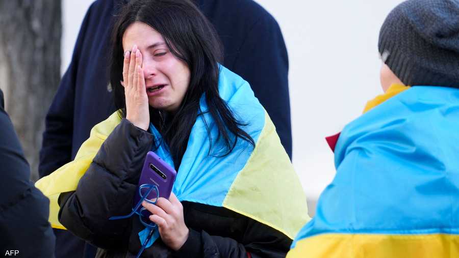 مغتربة أوكرانية تبكي وضع وطنها المنكوب