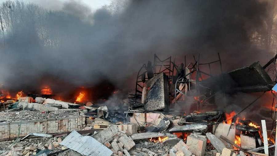 النيران مشتعلة في مقر قيادة حرس الحدود الأوكراني