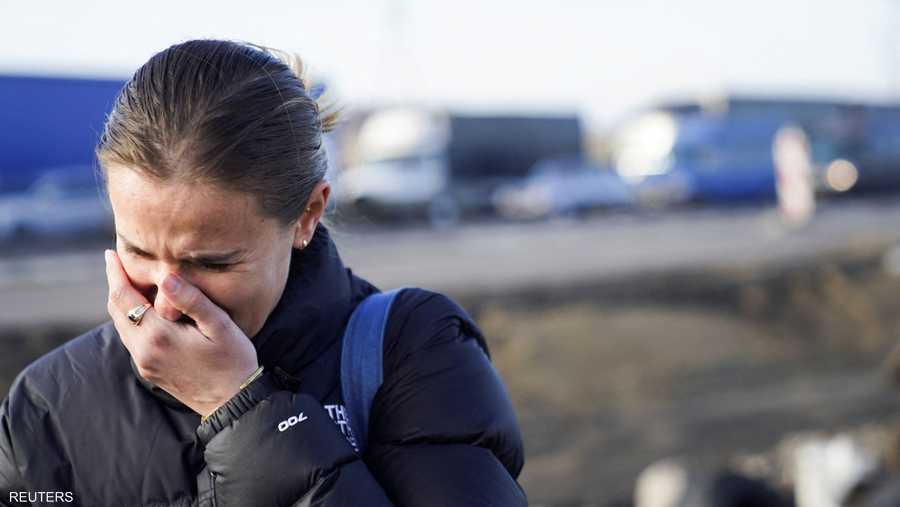 امرأة تبكي على الحدود الأوكرانية البولندية حيث نزح كثيرون