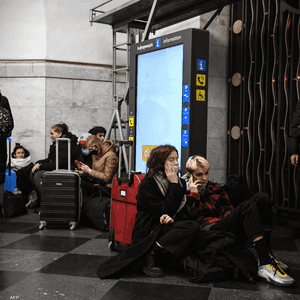 أوكرانيون يحتمون من القصف الروسي في محطات المترو