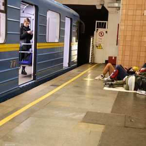 أوكرانيون يقضون أول ليلة في الحرب بمحطة مترو